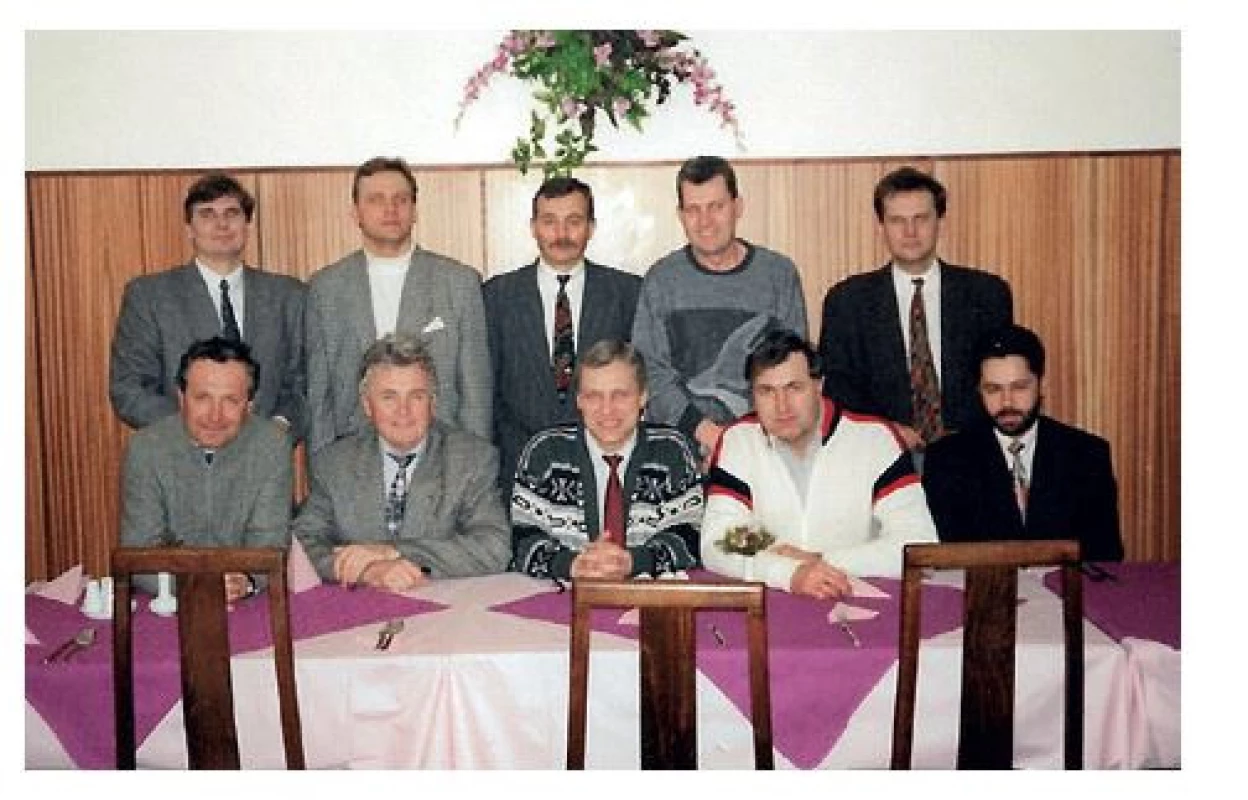 Členové výboru Sekce miniinvazivní chirurgie,
fotografováno v roce 1995, zleva sedící V. Drahoňovský,
M. Duda, M. Vraný, J. Paťha, zástupce zdravotnické firmy,
stojící zleva M. Rous, zástupce zdravotnické firmy, S. Czudek,
J. Dostalík, J. Vomela, zástupce zdravotnické firmy