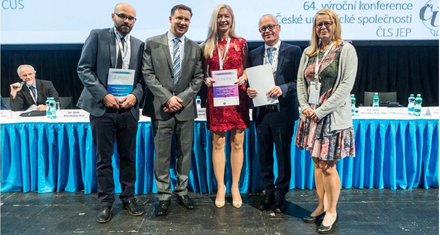 Výherci z kategorie B - původní vědecká práce publikovaná v časopise Česká urologie. 1. místo získala
Š. Kudláčková (uprostřed), 2. místo V. Fiala (první zleva)<br>
Fig. 2. Winners in the B Category – An original scientific paper published in the Czech Urology journal. First
place was won by Š. Kudláčková (in the middle), 2<sup>nd</sup> place V. Fiala (first from the left)
