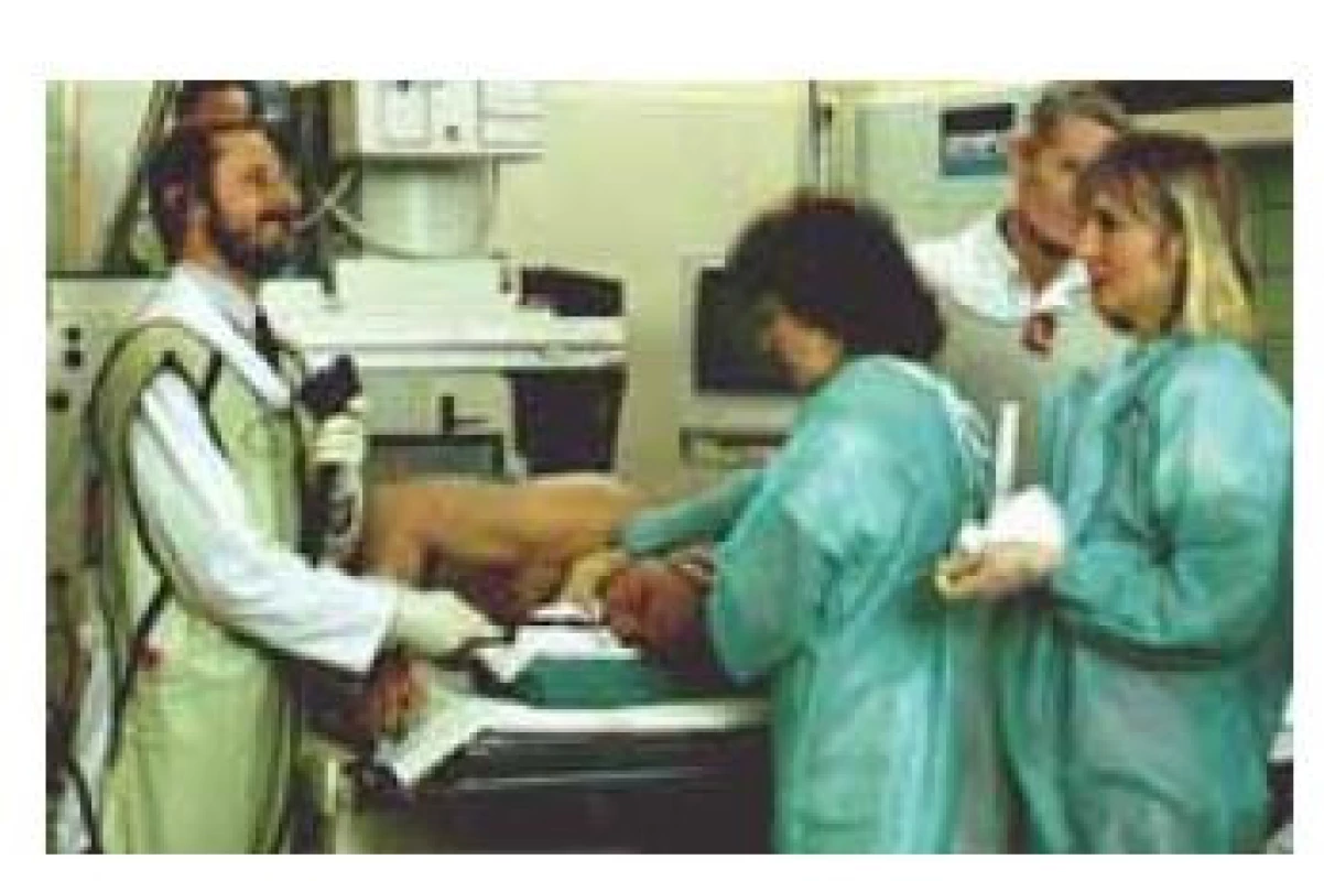 Prof. Špičák při ERCP v rámci
živého přenosu endoskopických výkonů
konaném v roce 1993 v Praze.<br>
Fig. 2. Prof. Špičák at the ERCP within
the live transmission of endoscopic
procedures held in 1993 in Prague.