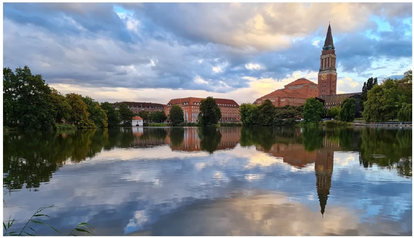 Pohled na panorama Kielu, kterému dominuje radniční věž <br> 
Fig. 1. A panoramatic view of Kiel with a dominant Town Hall tower