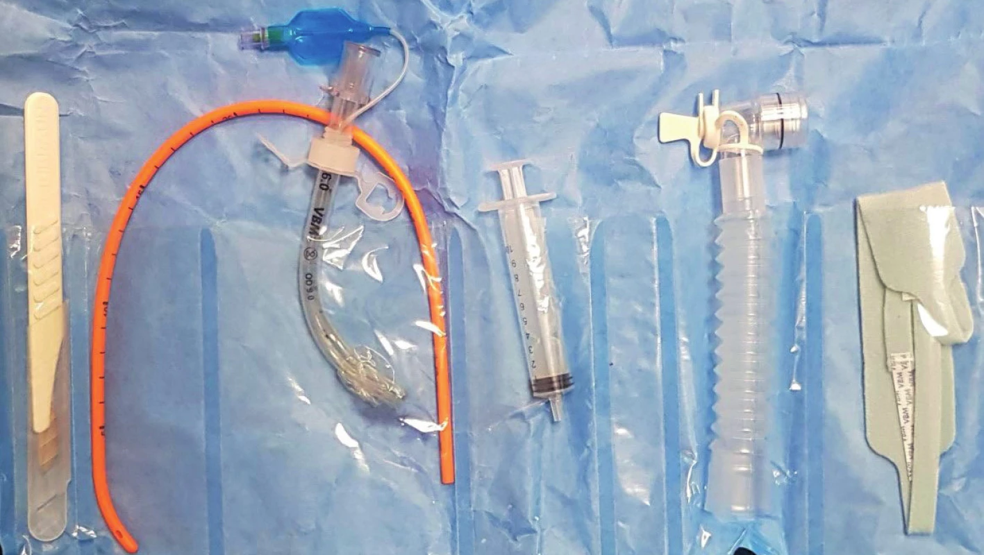 Souprava pro bužií asistovanou koniotomii – ScalpelCric (VBM
Medizintechnik GmbH, Sulz a. N, Německo) obsahuje jednorázový skalpel,
gumovou elastickou bužii se zahnutým hrotem, zkrácenou tracheální kanylu
s průměrem 6 mm, injekční stříkačku a konektor pro připojení k dýchacímu
okruhu. 