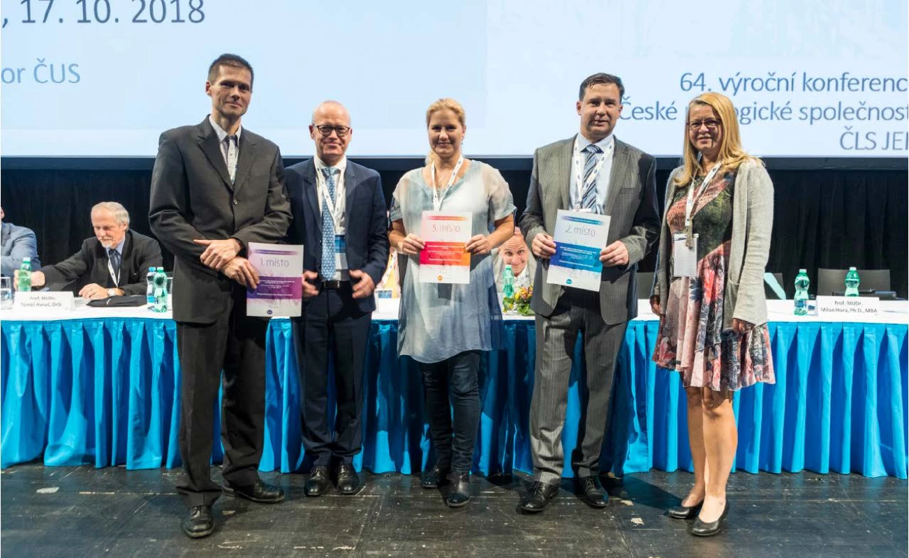 Výherci z kategorie D – video publikované v časopise Česká urologie. 1. místo obdržel P. Macek (první
zleva), 2. místo M. Hora (čtvrtý zleva) a 3. místo M. Matějková (uprostřed).<br>
Fig. 4. Winners in the D Category – A video published in the Czech Urology journal. First place for P. Macek (first
from the left), 2<sup>nd</sup> place M. Hora (fourth from the left), and 3<sup>rd</sup> place M. Matějková (in the middle)