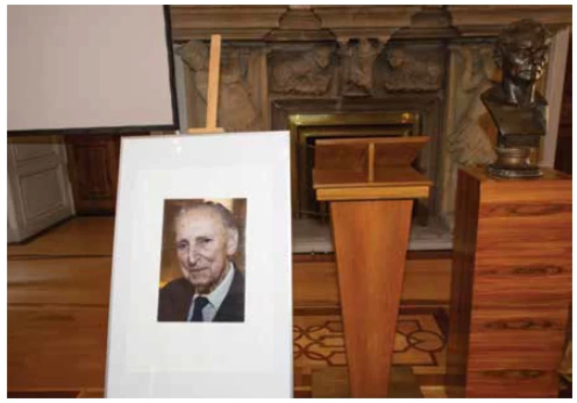 Portrét zesnulého prof. Otto Hrodka v průčelí Saturnova sálu