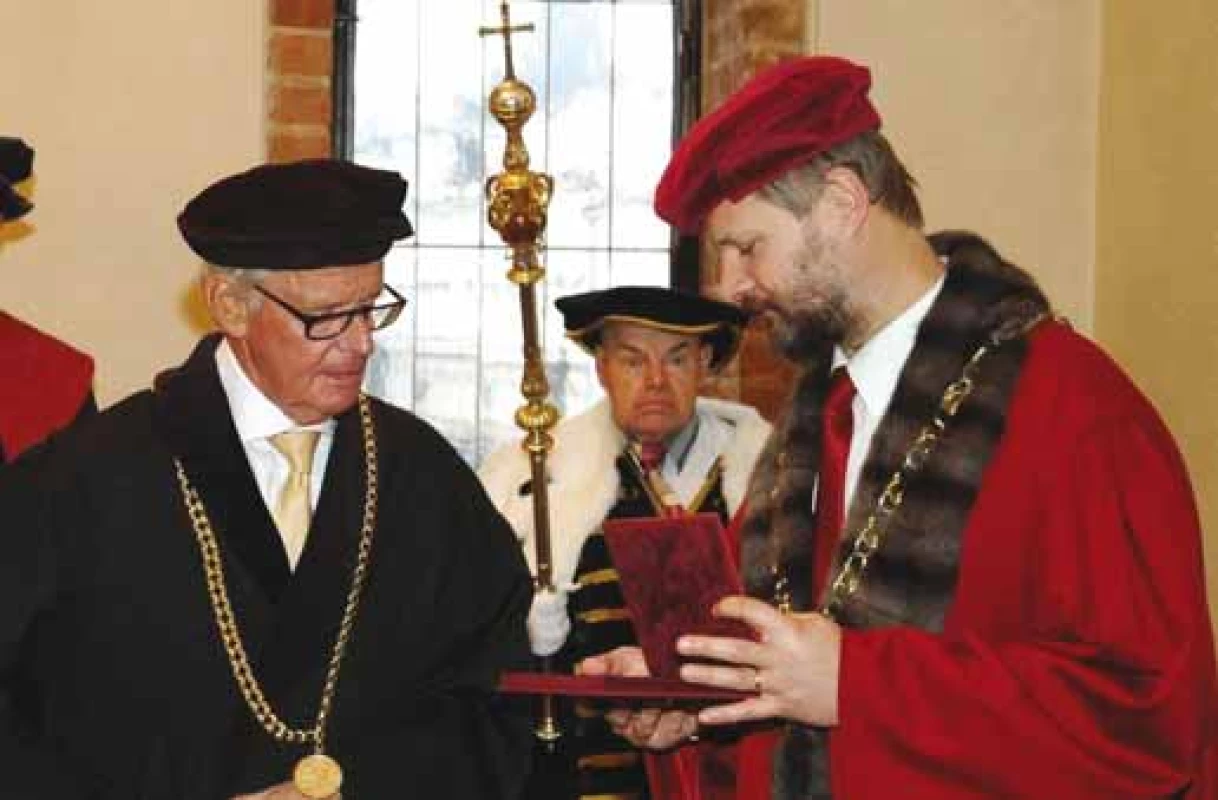 Prof. Meinhard Classen přejímá čestný doktorát
Univerzity Karlovy od rektora prof. Hampla.