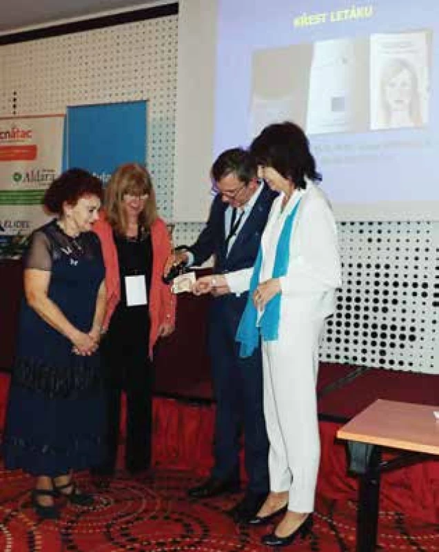 Křest letáku o růžovce (zleva doc. MUDr. Jarmila Rulcová,
CSc., as. MUDr. Nina Benáková, Ph.D., prim. MUDr. David
Stuchlík a MUDr. Zuzana Nevoralová, Ph.D.)