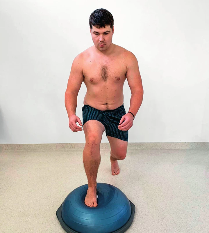 Přední výpad s využitím nestabilní plochy – bosu.