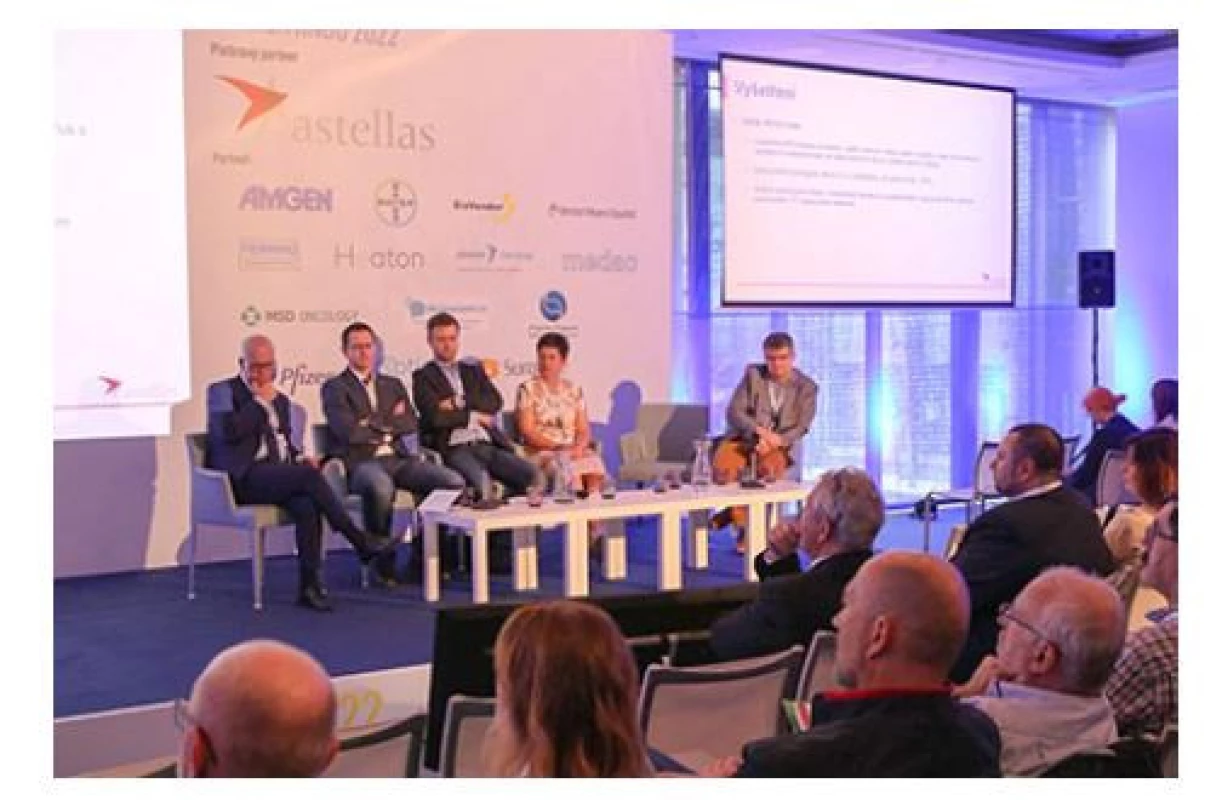 Blok věnovaný karcinomu prostaty, účastníci
panelu: prof. MUDr. Marek Babjuk, CSc., MUDr. David
Zogala, MUDr. Otakar Čapoun, doc. MUDr. Renata
Soumarová, MUDr. Roman Staněk<br>
Fig. 4. A section devoted to prostate cancer; panel
participants: Prof. Marek Babjuk, M.D., CSc., David
Zogala, M.D., Otakar Čapoun, M.D., Assoc. Prof. Renata
Soumarová, Roman Staněk, M.D.