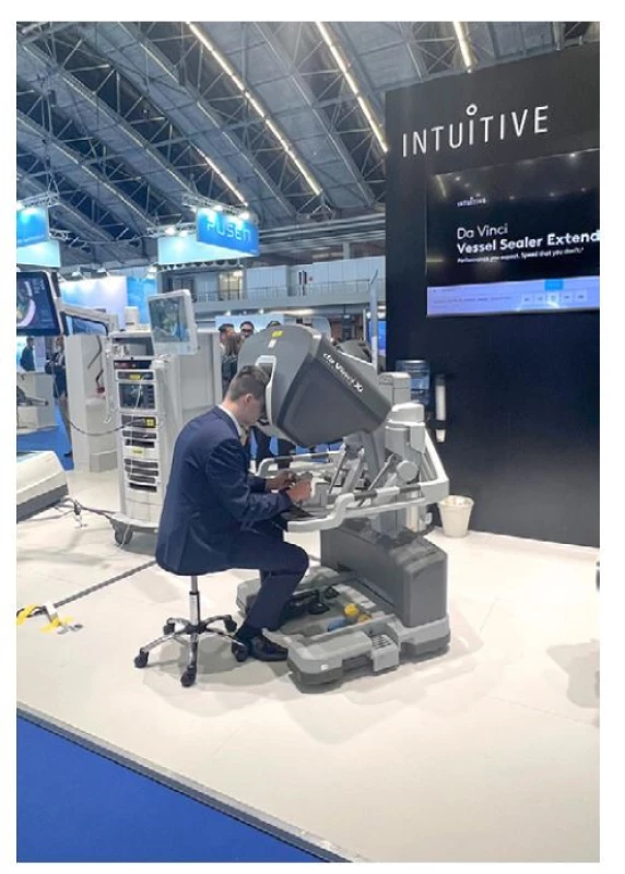 Kolega Jiří Kolář z Urologické kliniky v Plzni
na trenažéru DaVinci Xi firmy Intuitive<br>
Fig. 4. My colleague Jiří Kolář from Urology department
in Pilsen training on Intuitive DaVinci Xi