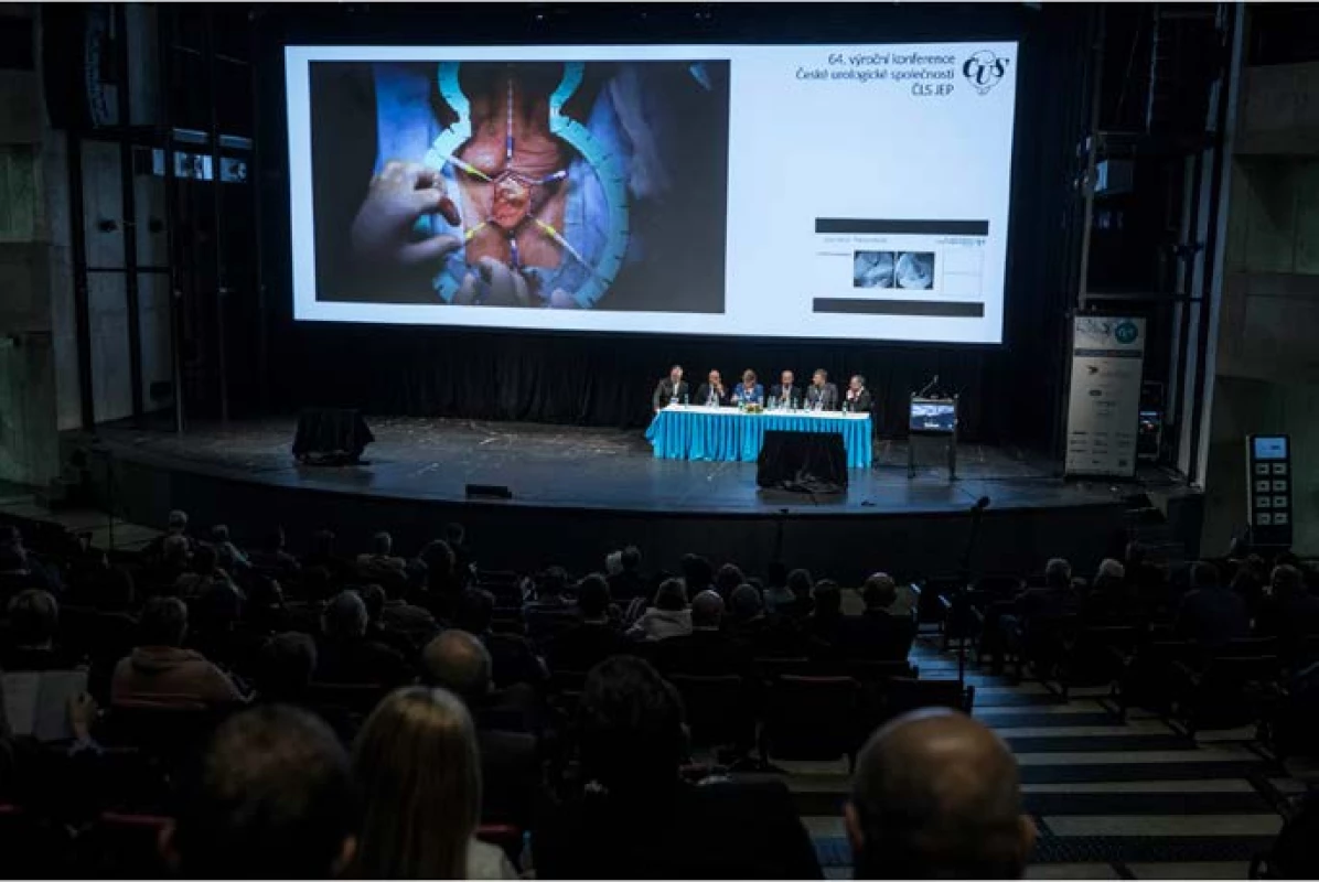 Velké pozornosti se
těšil přímý přenos z operačního
sálu<br>
Fig. 3. A live surgery broadcast
from the operating
theatre received extensive
attention
