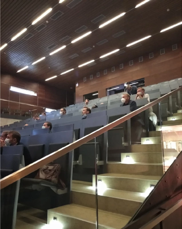 Auditorium s rozestupy v rouškách<br>
Fig. 1. Physical distancing with face
masks in the auditorium 