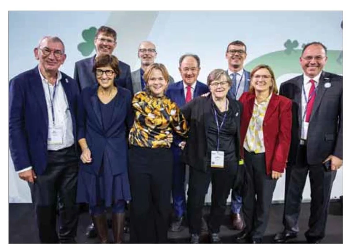 Vedení CEORLHNS, zleva: prof. Marc Remacle, prof. Elisabetta Zanoletti,
doc. Miroslav Tedla, prof. Per Cayé-Thomasen, prof. Elisabeth V. Sjögren,
prof. John Russell, prof. Ann Hermansson, prof. Jan Plzák, prof. Isabel Vilaseca,
prof. Cem Meço.