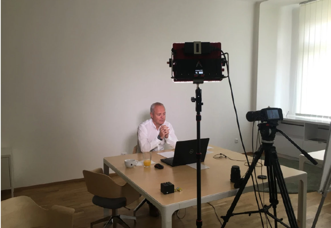 Prof. M. Babjuk při moderaci Zoom webináře<br>
Fig. 1. Prof. M. Babjuk while moderating a Zoom
webinar