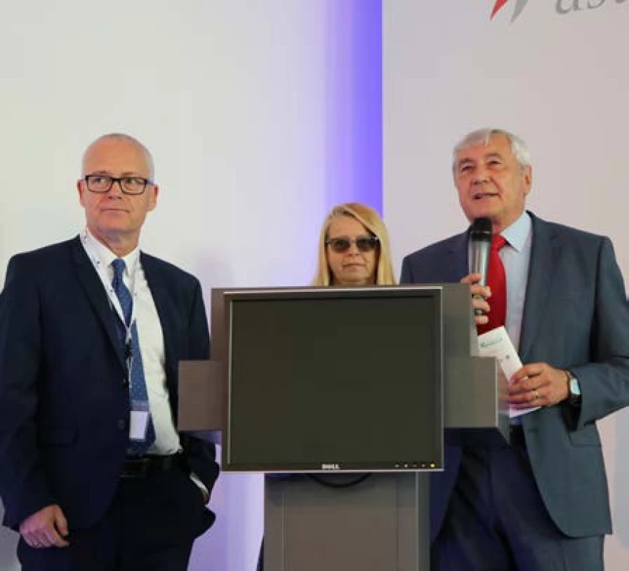 Prof. MUDr. Vladimír Komárek, CSc., děkan
2. lékařské fakulty Univerzity Karlovy, prof. MUDr. Marek
Babjuk, CSc., a as. MUDr. Michaela Matoušková
zahajují konferenci KNOU 2018<br>
Fig. 1. Prof. Vladimír Komárek, M.D., CSc., Dean of
the Second Faculty of Medicine, Charles University
in Prague; prof. Marek Babjuk, M.D., CSc.; and senior
lecturer Michaela Matoušková,
M.D., opening the 2018
KNOU conference