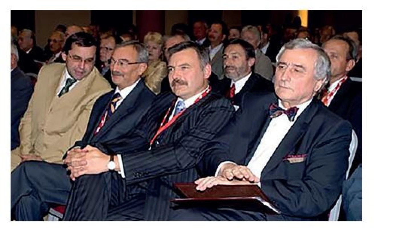 Zleva R. Johanes − Žilina, J. Dostalík – Ostrava, T.
Wroblewski − Varšava, společné sympozium miniinvazivní
chirurgie, Wisla 2008