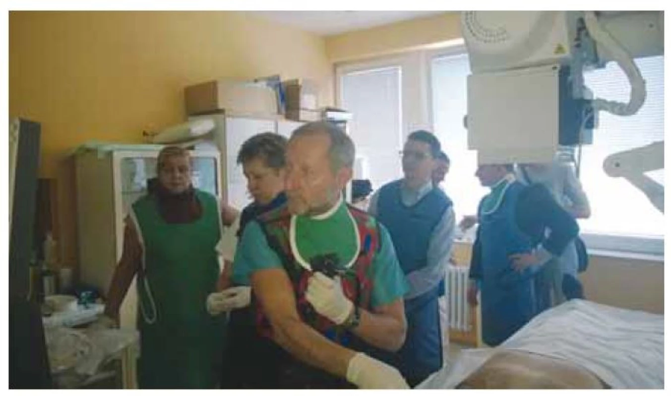 Prof. Špičák provádí jedno z prvních cholangioskopických vyšetření na
Slovensku ve Fakultní nemocnici Trnava v roce 2014.<br>
Fig. 4. Prof. Špičák performs one of the first cholangioscopic examinations in Slovakia
at the University Hospital Trnava in 2014.