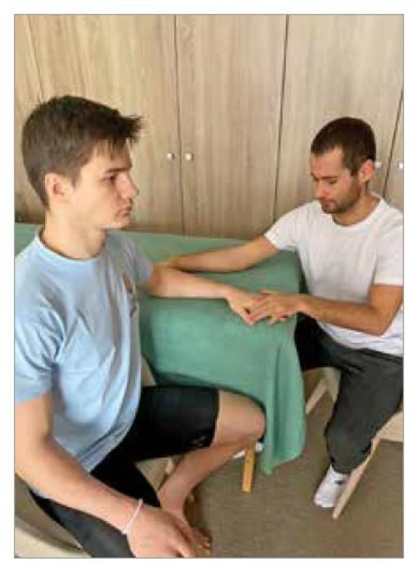 Cozen test – palpácia laterálneho
epikondylu.<br>
Fig. 3. Cozen test – palpation of the lateral
epicondyle.