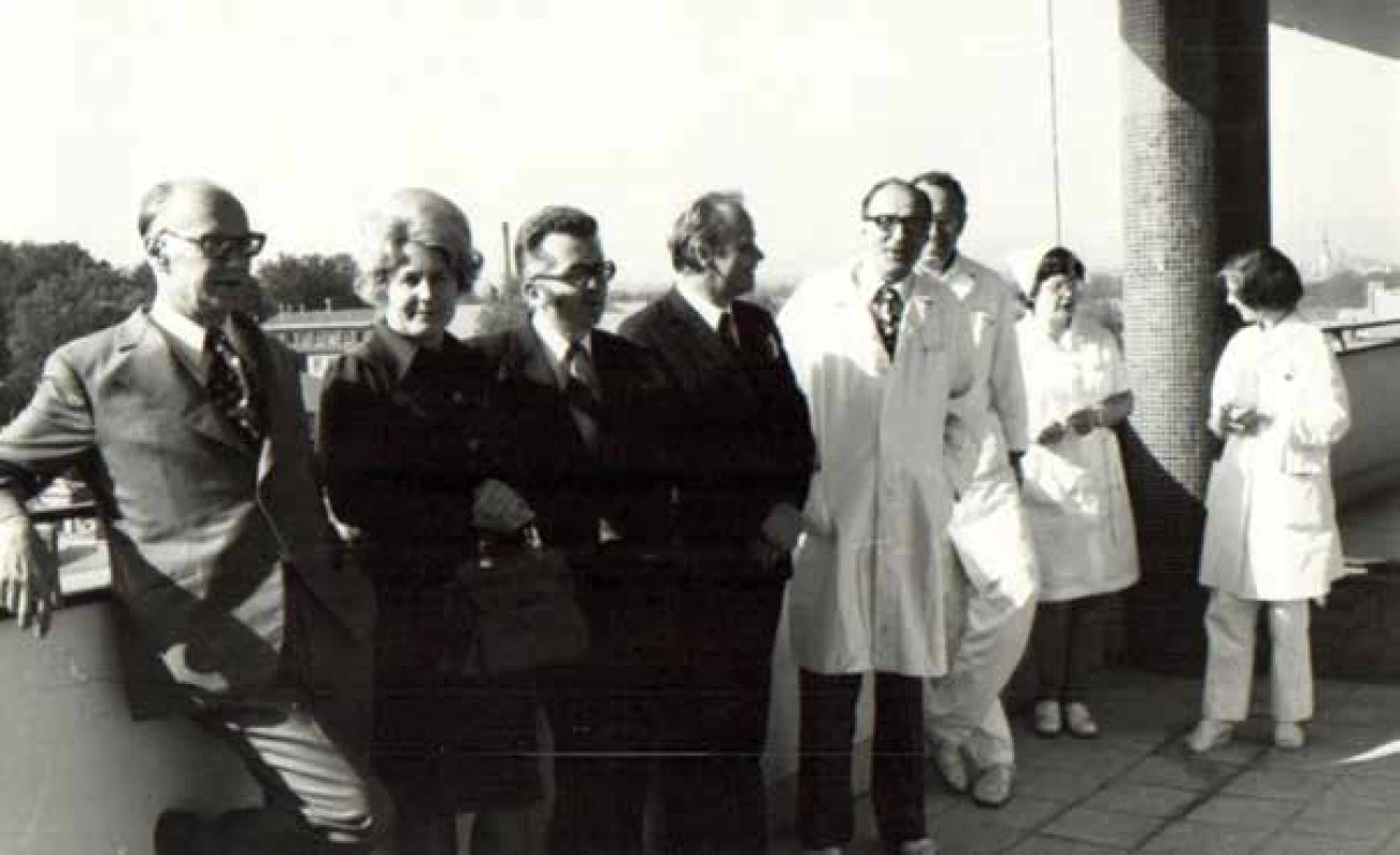 Pediatrická konferencia v Olomouci koncom 70-tych rokov minulého storočia. Zľava: prof. Galanda,
prim. Miklerová, doc. Buchanec, prof. Sršeň, prof. Volejník.