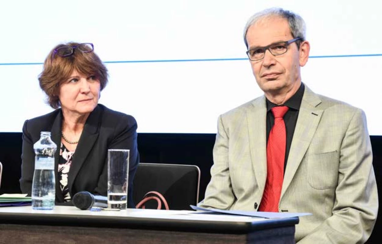 Ing. H. Rögnerová (náměstkyně
pro ekonomiku a zdravotní
pojištění) a MUDr. P. Sucharda
(ředitel odboru zdravotní péče) –
zástupci Ministerstva zdravotnictví
v diskuzi s členy ČUS<br>
Fig. 6. Ing. H. Rögnerová (Deputy
Minister for Economics and Health
Insurance) and P. Sucharda,
M.D., (Department of Health Care
Director) – representatives of the
Ministry of Health in a discussion
with CUS members