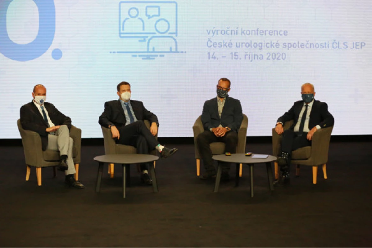 V panelu během EAU
lecture zasedli prof. R. Zachoval, prof.
M.  Hora, MUDr. A. Brisuda a prof.
M. Babjuk (zleva)<br>
Fig. 4. The panel during EAU lecture
(left to right): prof. R. Zachoval; prof.
M. Hora; A. Brisuda, MD; and prof.
M. Babjuk
