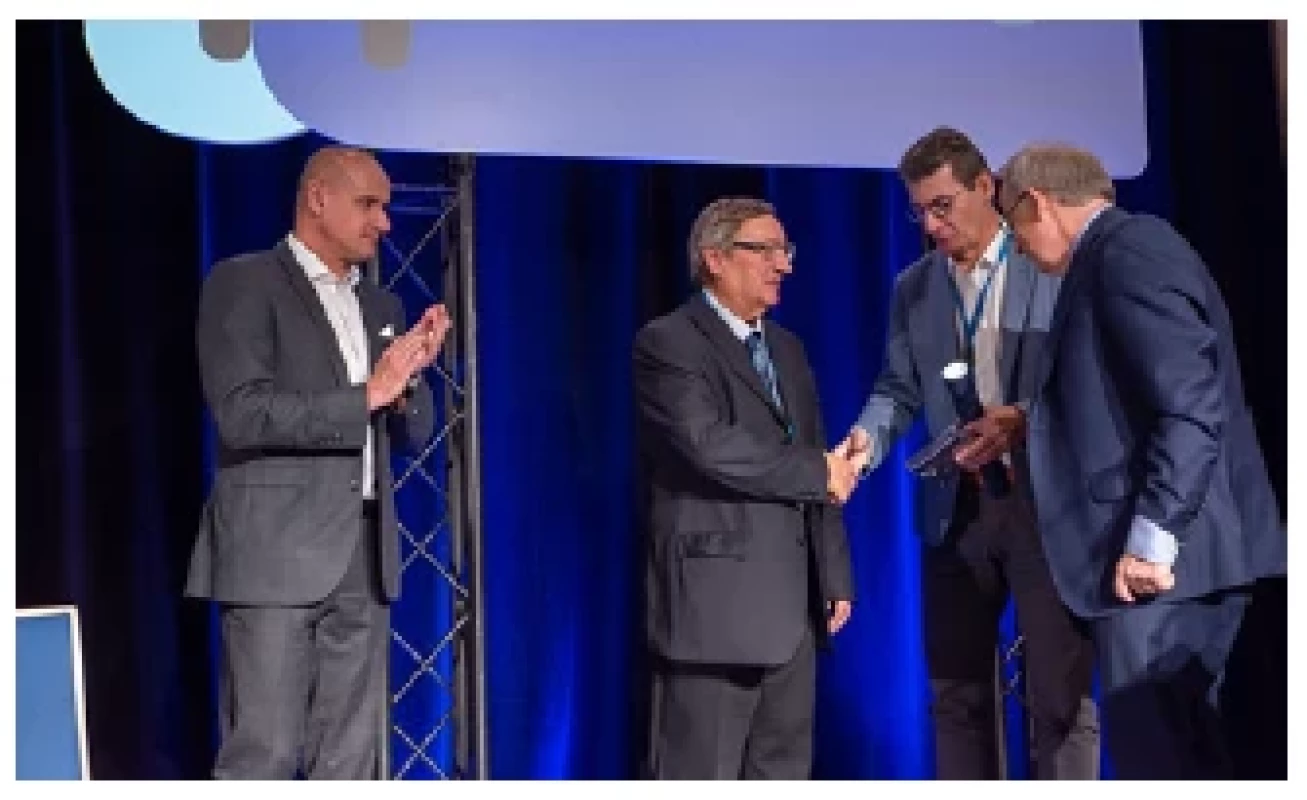 MUDr. Oto Köhler, CSc., převzal čestné členství
od zástupců výboru ČUS <br> 
Fig. 13. Oto Köhler, MD, CSc., received honorary
membership from representatives of the Czech Urological
Society committee