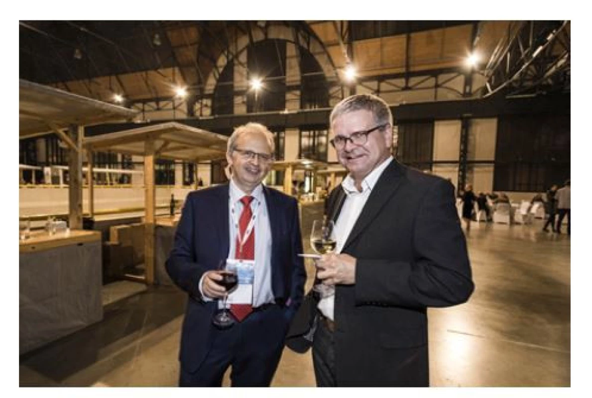 MUDr. Aleš Petřík s MUDr. Markem Kaniou na 
společenském večeru během 64. výroční konference
ČUS v Ostravě v roce 2018<br>
Fig. 1. Aleš Petřík, MD, Marek Kania, MD, at a social
evening during the 64th Annual Conference of the
Czech Urological Society in Ostrava in 2018