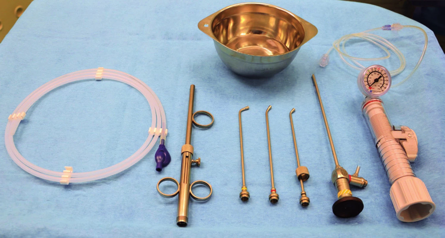 Instrumentárium k balónkové endoskopické tuboplastice
(zleva doprava: balónkový katetr, zavaděč a tři různé nástavce
různého zakřivení, endoskop, insuflační pumpa).