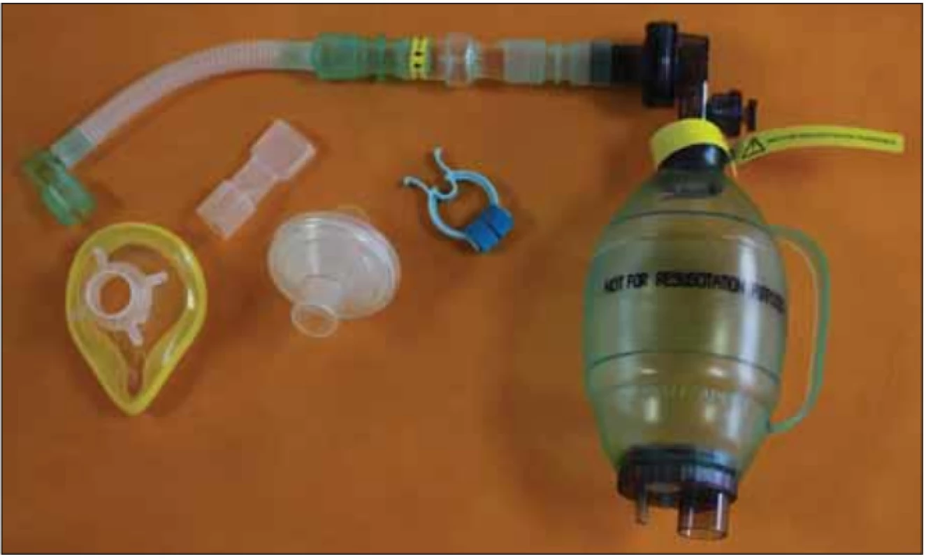 Příslušenství k technice lung volume recruitment: ambuvak (který vzhledem
k jednocestné chlopni není současně využitelný pro ev. resuscitaci), jednocestně usměrněná chlopeň, bakteriální fi ltr, hadice. Na její konec lze pak nasadit náustek (při jeho použití je vhodné použít nosní klip) nebo obličejovou masku.<br>
Fig. 6. The lung volume recruitment equipment: adapted resuscitation bag (which must be
clearly labeled „not for resuscitation“due to one way valve), one way valve, bacterial fi lter,
and a tube ending with either mouthpiece (using nose clip at the same time) or face mask.