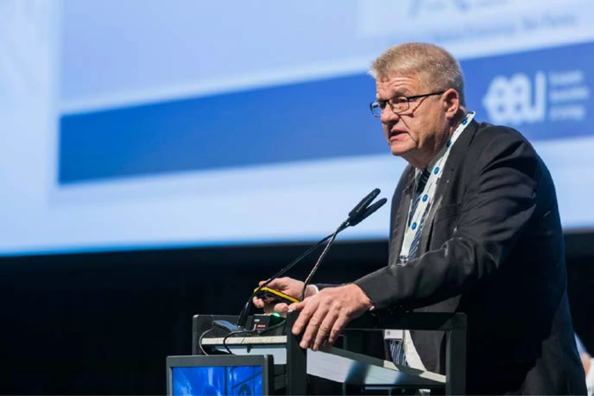 Profesor Jens Sonksen
z Dánska během své
přednášky<br>
Fig. 2. Professor Jens Sonksen
from Denmark during his
lecture