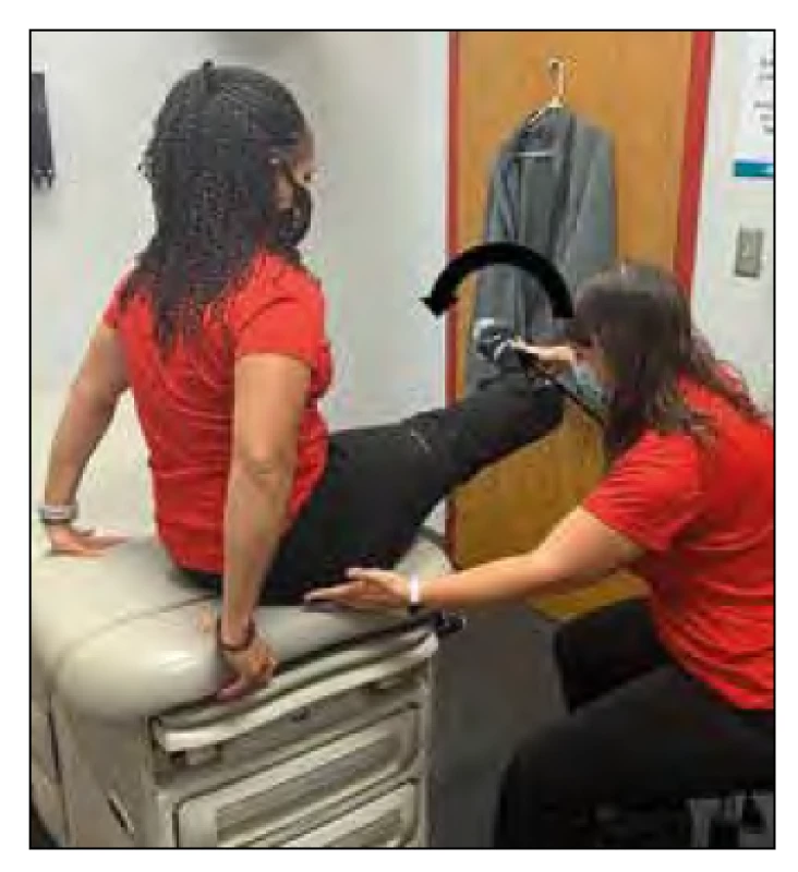 Test protažení piriformis v sedu. Pacient
sedí s 90° flexí kyčle. Vyšetřující odtahuje koleno
a pasivně hýbe kyčlí do addukce a vnitřní rotace,
s pohmatem těsně laterálně od sedací kosti.
Výsledek je pozitivní, pokud je bolest reprodukována
na svalu piriformis. Bylo prokázáno, že
tento test má 91% senzitivitu a 80% specifitu pro
hluboký hýžďový syndrom.18