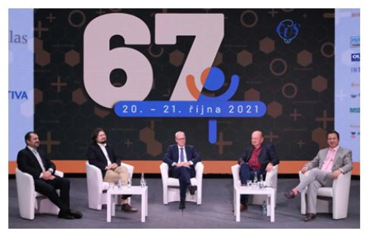 Blok Méně obvyklé výkony v robotické chirurgii:
MUDr. K. Belej, MUDr. M. Balík, prof. M. Babjuk,
MUDr. M. Štursa a prof. M. Hora (zleva)<br>
Fig. 2. The Less Common Procedures in Robotic
Surgery section: K. Belej, MD, M. Balík, MD, Prof. M.
Babjuk, M. Štursa, MD, and Prof. M. Hora (left to right)