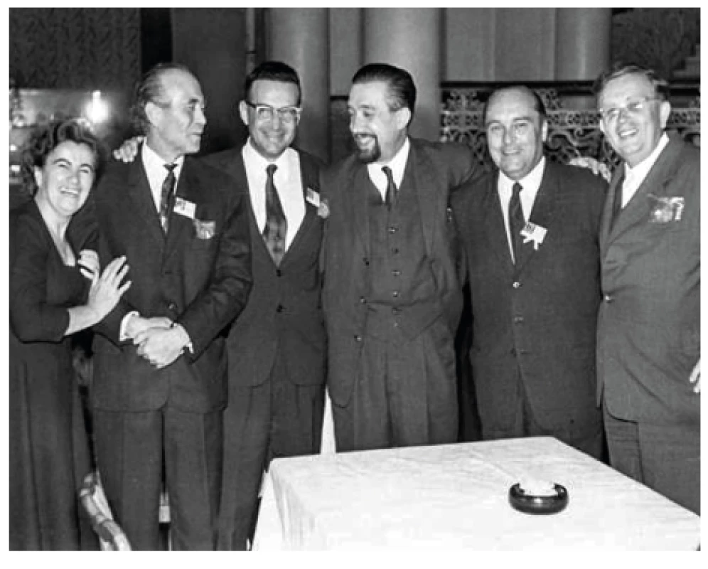 Spolupracovníci MUDr. Roberta Bardfela (v letech
1957až 1966), zleva: MUDr. J. Maleček, MUDr. R. Bardfeld,
MUDr. S. Havelka, MUDr. K. Pavelka st., MUDr. O. Vojtíšek