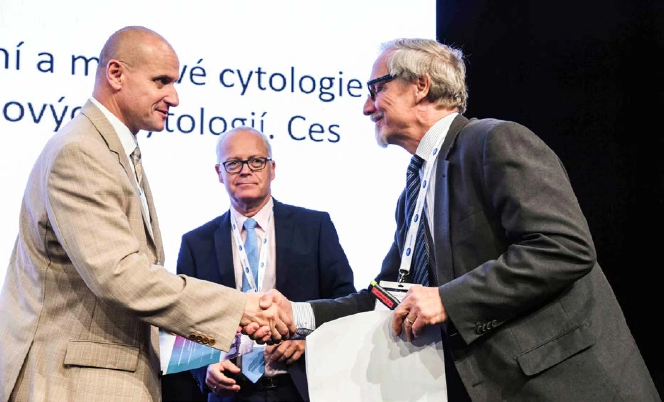 Prof. T. Hanuš gratuluje doc. R. Zachovalovi k 1. místu v kategorii B – Původní vědecká práce publikovaná
v časopise Česká urologie<br>
Fig. 2. Prof. T. Hanuš congratulating Assoc. Prof. R. Zachoval on his first place in the B category – An Original
Scientific Paper Published in the Czech Urology Journal
