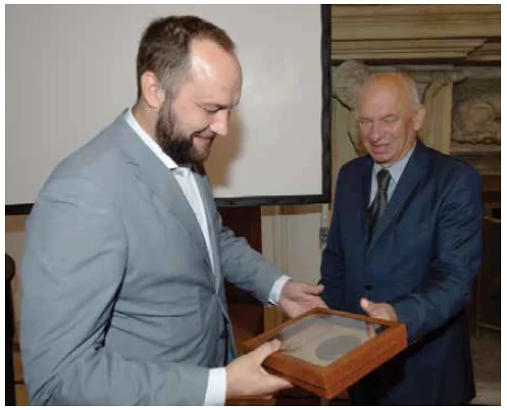 Purkyňovu cenu přebírá z rukou prof. Štěpána Svačiny vnuk laureáta ing. Tomáš
Hrodek