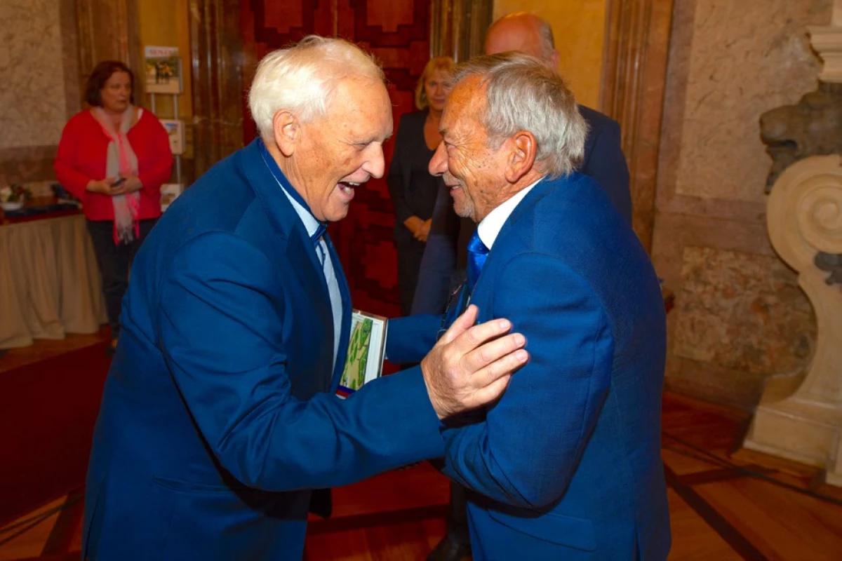 Profesor Oldřich Eliška převzal ocenění za publikaci svého celoživotního díla. Mezi prvními gratulanty byl i předseda Senátu PČR Jaroslav Kubera. Foto: Michal Stavinoha