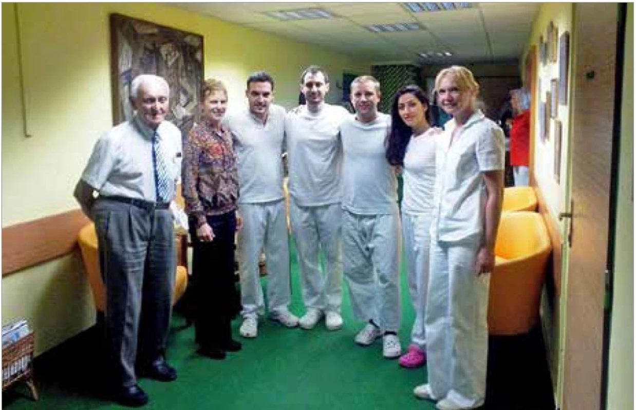 Docent Véle v červnu 2014 na rehabilitační klinice Monada, výukovém
pracovišti UK FTVS, se zahraničními studenty a členkami komise pro státní závěrečné
zkoušky (doc. D. Pavlů a dr. K. Markovou).