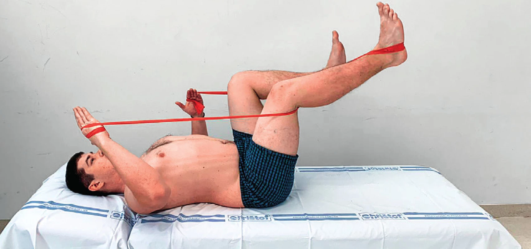 Pozice „3 měsíce“ dle vývojové kineziologie se zařazením posilovací gumy s názvem „pozice broučka“.
