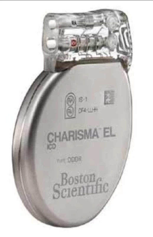 Rozměry a hmotnost dvoudutinového implantabilního kardioverter-defibrilátoru (5,4 × 7,7 × 1 cm, hmotnost 71,4 g, objem 31 cm3). Zdroj: Boston Scientific. </br>Fig. 2. Dimensions and weight of the double-cavity implantable cardioverter-defibrillator (5.4 × 7.7 × 1 cm, weight 71.4 g, volume 31 cm3). Source: Boston Scientific.