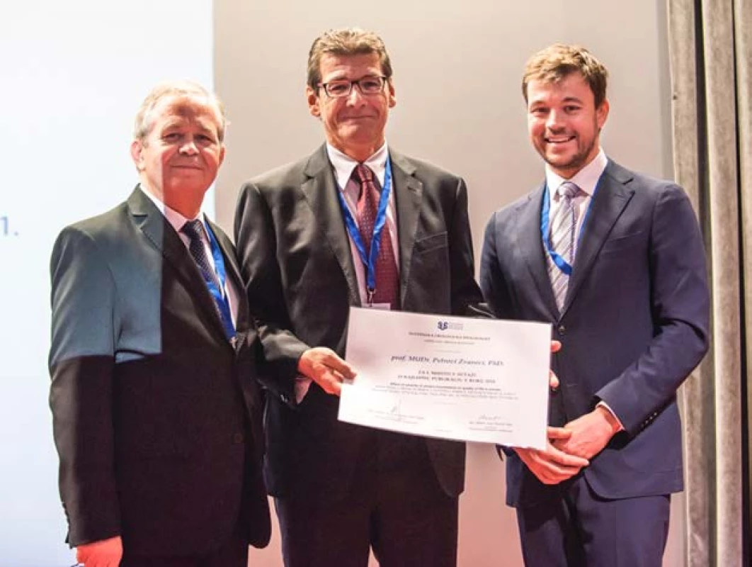 Doc. Krhut s titulem čestného
člena Slovenské urologické
společnosti<br>
Fig. 7. Assoc. prof. Krhut receiving
status of the honorary member of
Slovak urological society