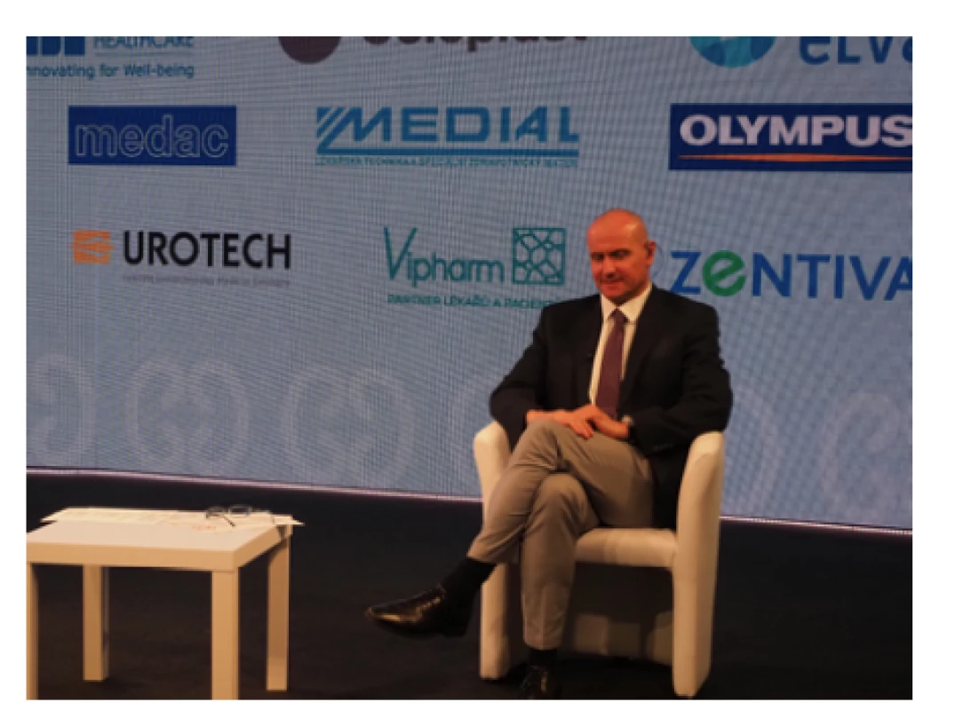Prof. R. Zachoval, předseda ČUS ČLS JEP jeden
z moderátorů bloku Onkourologie<br>
Fig. 2. Prof. R. Zachoval, Chairman of Czech Urological
Society and one of the moderators of the Oncological
Urology block