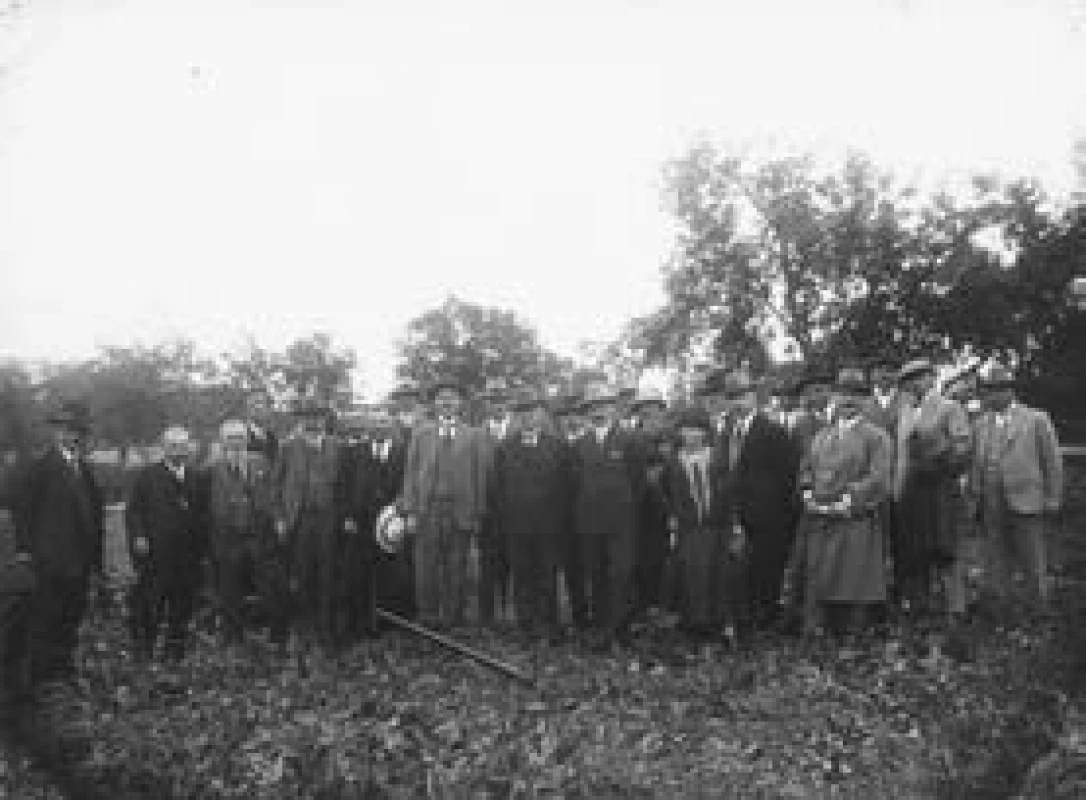 Slavnostní výkop základů budoucích Sociálních ústavů hlavního města Prahy. V první řadě uprostřed v tmavých oblecích JUDr. Karel Baxa a PhDr. Petr Zenkl. (Krumpáč v popředí je dosud pietně uchován na ředitelství Thomayerovy nemocnice.)