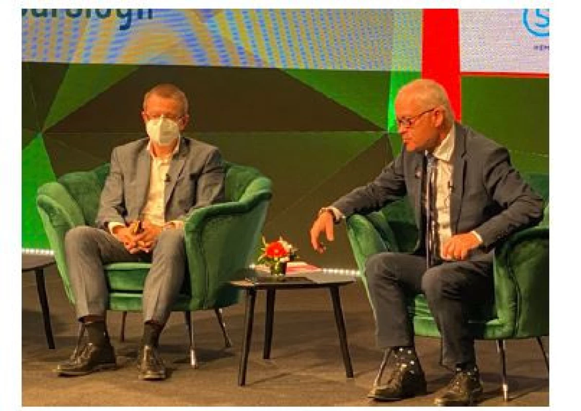 Prof. L. Dušek v diskuzi s prof. M. Babjukem
během přednášky na aktuální téma „Ovlivnil covid-19
záchyt a výsledky léčby onkologických onemocnění?“<br>
Fig. 2. Prof. L. Dušek in a discussion with prof. M. Babjuk
during a lecture on a current topic: “Did COVID-19 have
an impact on the detection and treatment outcomes of
oncological diseases?”