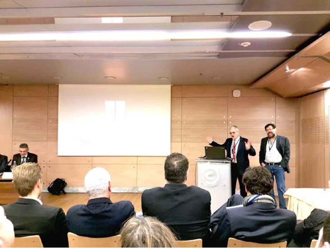 MUDr. Ondřej Trojan, Ph.D.,
FECSM (předseda ČSSM) a prof. PhDr. Petr
Weiss (místopředseda ČSSM) představují
Prahu coby kandidátní město pro konání
kongresu ESSM 2021<br>
Fig. 3. MUDr. Ondřej Trojan, Ph.D., FECSM
(president of ČSSM) and prof. PhDr. Petr
Weiss (vice‑president
of ČSSM) presenting
Prague as a candidate city for ESSM 2021
congress
