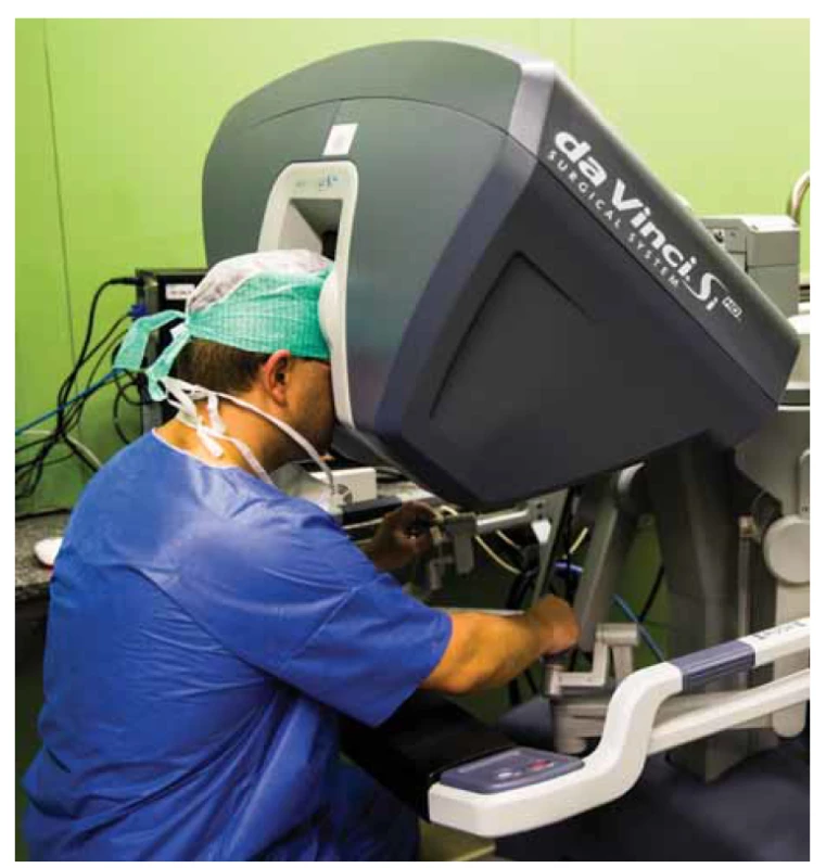 Operatér s ovládacími prvky robotické konzole.<br>
Fig. 1. Operator with robotic console controls.