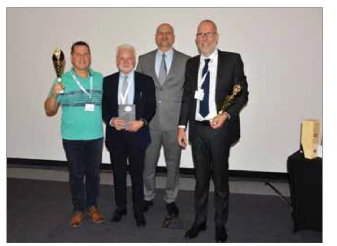 Účastníci Czech-German ENT 2022 run s nejlepším
běžeckým stylem. Vítěz sobotního běhu prof. MUDr. Pavel
Komínek, Ph.D., MBA (Ostrava, Česká republika), a celkový
vítěz prim. Joerg Langer (Halberstadt, Německo) ve společnosti
prof. Hoermanna a doc. Slouky.