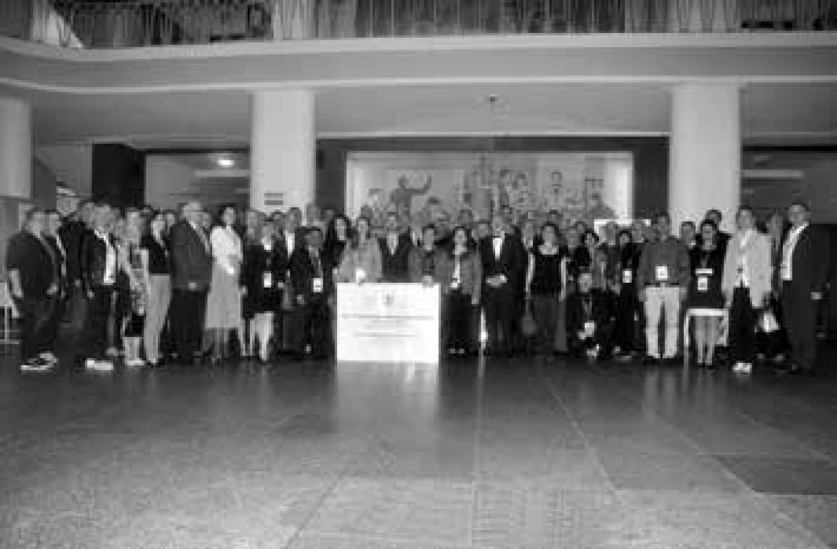 Společná fotografie účastníků 52. Krskovy soudnělékařské konference ve vstupní hale budovy teoretických ústavů Lékařské fakulty Univerzity Komenského v Bratislavě.