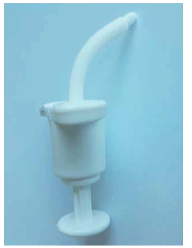 Neonatologická kanyla se zavaděčem.<br>
Fig. 2. Neonatologic tracheostomy tube with an introducer.