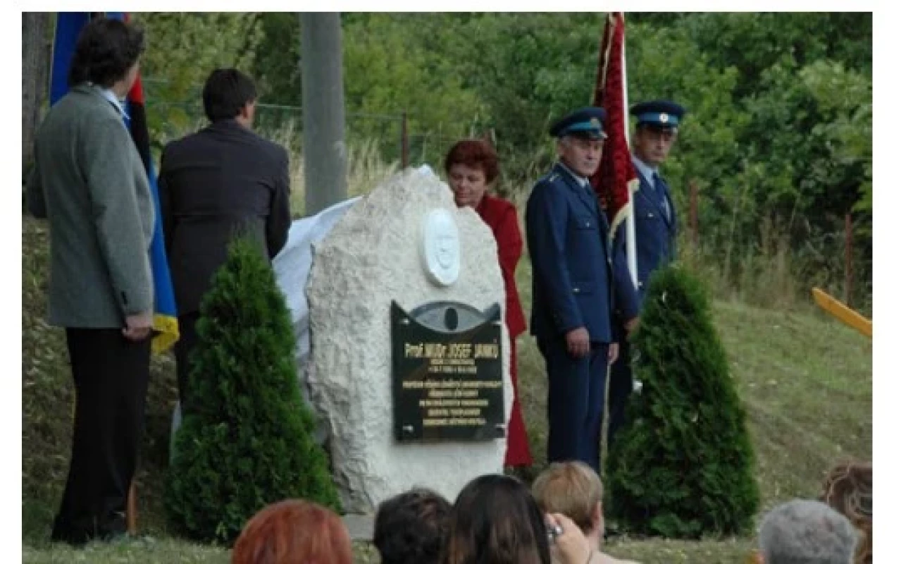 Pamětní deska prof. Janků v obci Chrastavec