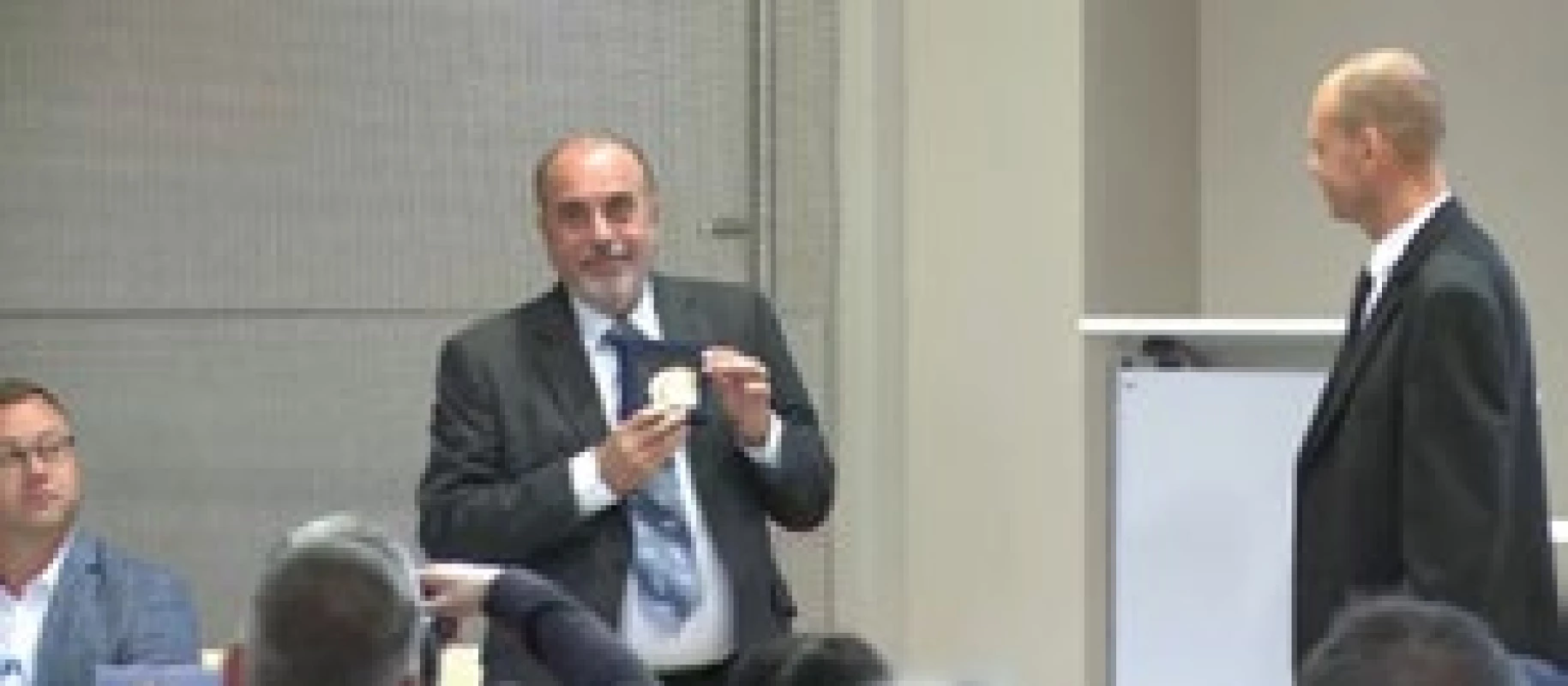 Prof. Hirt přebírá Zlatou pamětní medaili ČLS JEP.
