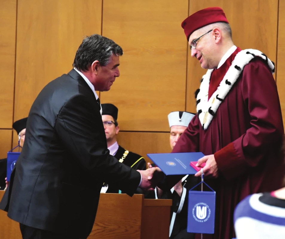 V roce 2016 převzal prof. Špinar z rukou rektora Mikuláše
Beka ocenění Masarykovy univerzity.