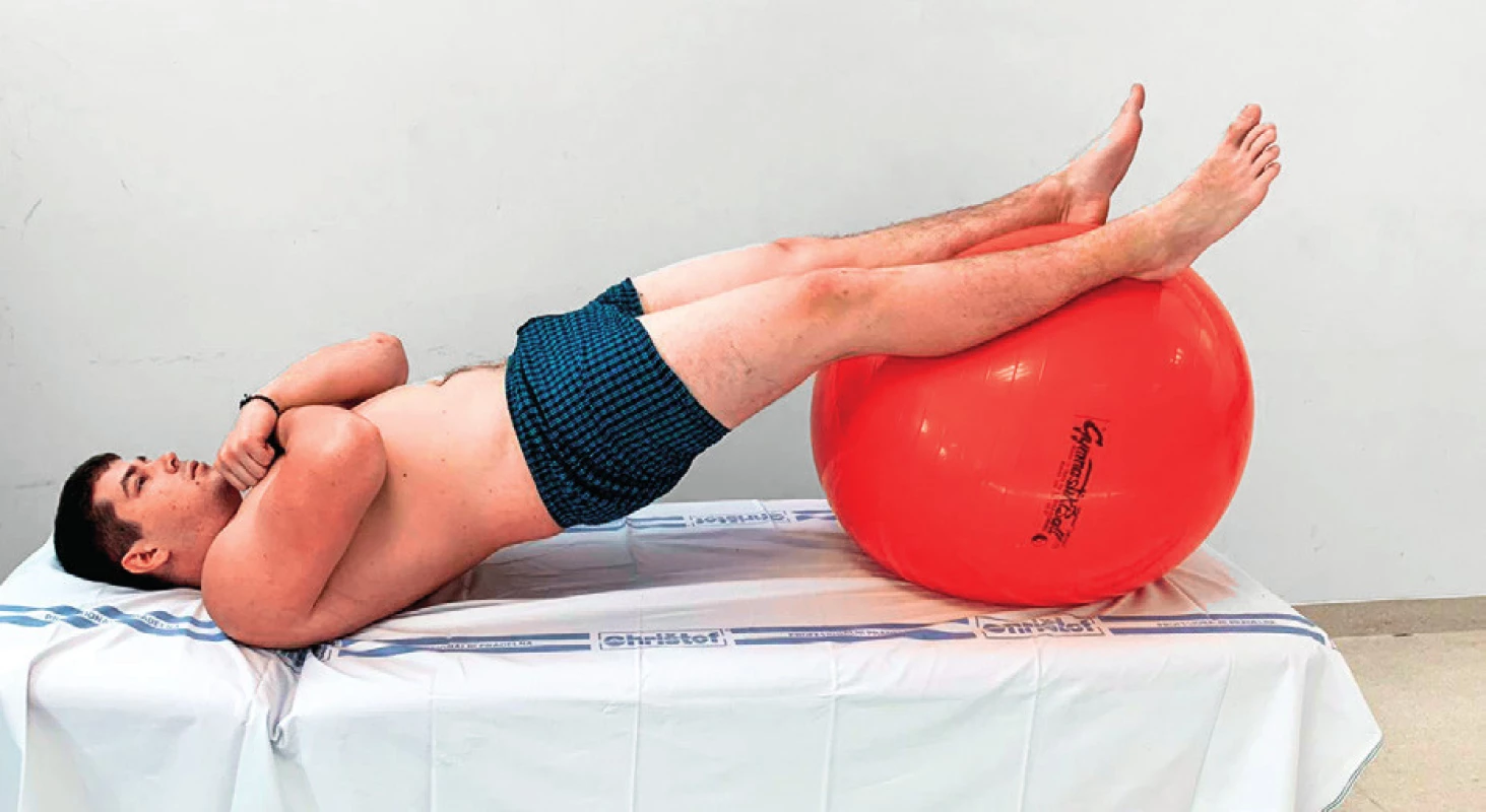 Izometrické posilování m. quadriceps femoris a hamstringů s gymnastickým míčem – základní pozice.